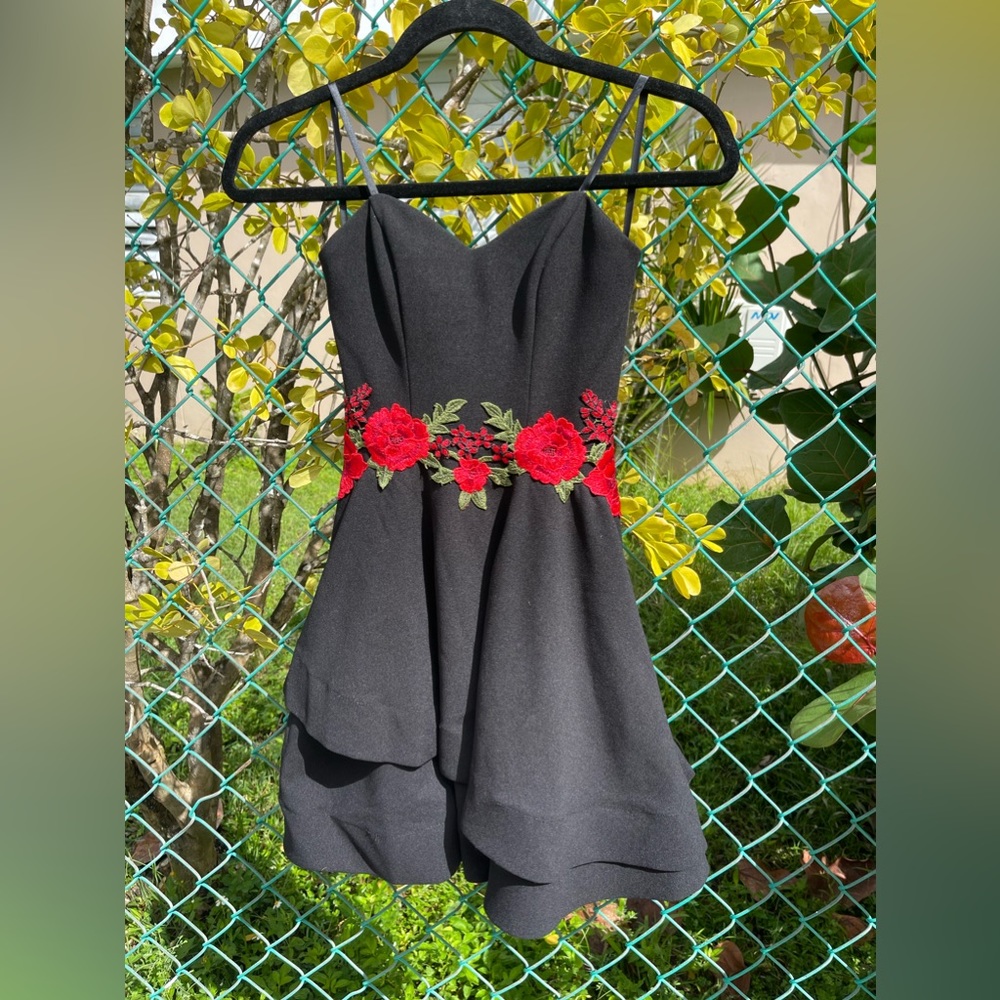 🛍 Short Black Dress | Used like new 
$15.00 | Size 0

DM for more info 📩